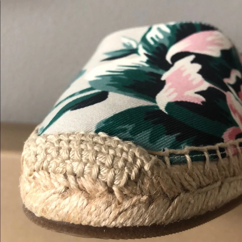 NIB Burberry Peony Rose Print Canvas Espadrilles